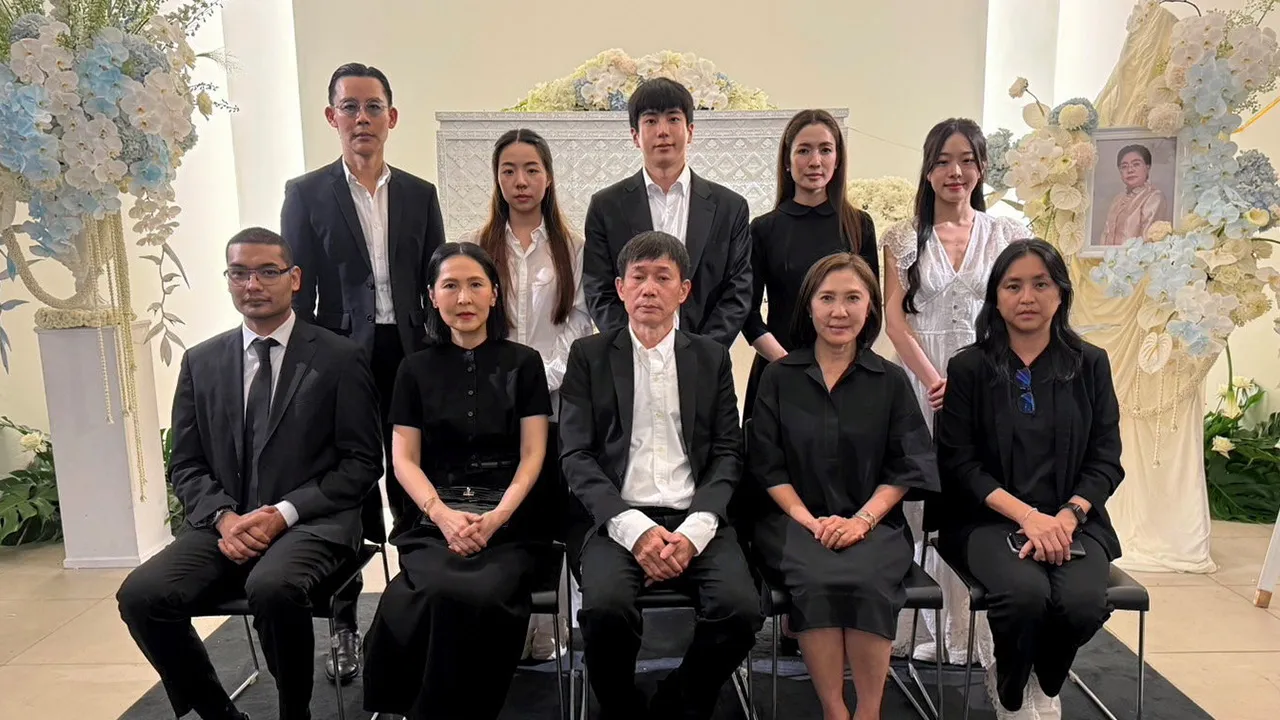 สู่สุคติ อรพรรณ วัชรพล และ จินา โอสถศิลป์ เป็นประธานในพิธีสวดพระอภิธรรมศพ เพ็กแฮ สันตินธรกุล มารดาของ ชานน สันตินธรกุล โดยมี ม.ร.ว.เฉลิมชาตรี ยุคล, วราวุธ เลาหพงศ์ชนะ, ปรียาวรรณ ภูวกุล และ ทักษอร ภักดิ์สุขเจริญ มาร่วมในพิธีด้วย ที่วัดธาตุทอง วันก่อน.