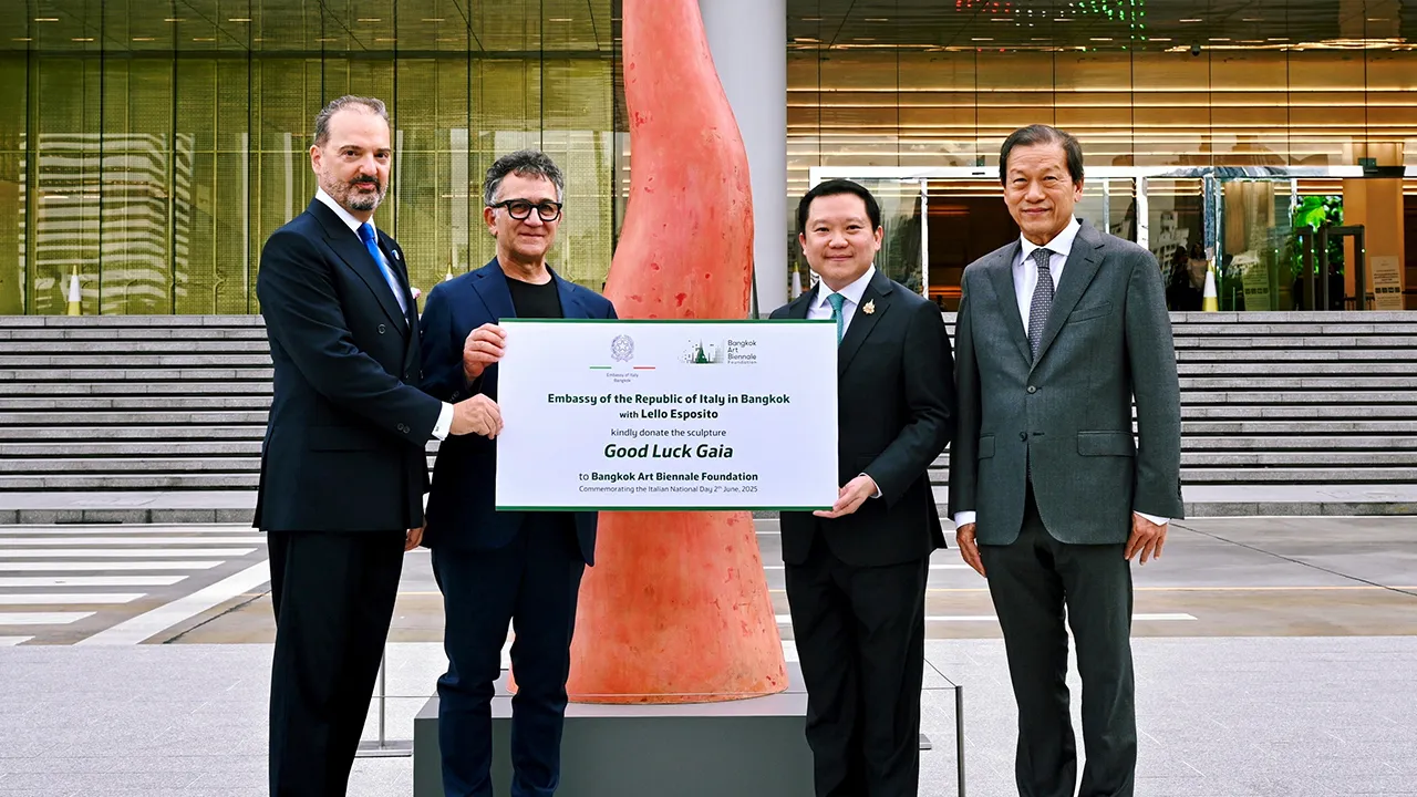 ประติมากรรม เปาโล ดีโอนีซี ทูตอิตาลี มอบงานประติมากรรม Good Luck Gaia จากเทศกาลบางกอก อาร์ต เบียนนาเล่ 2024 ผลงานของ เลลโล เอสโปสิโต ให้ ฐาปน สิริวัฒนภักดีโดยมี ศ.ดร.อภินันท์ โปษยานนท์ มาร่วมในพิธีด้วย ที่ศูนย์การประชุมแห่งชาติสิริกิติ์ วันก่อน.