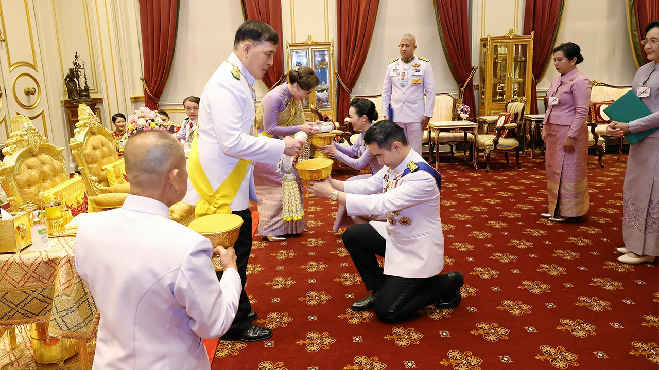 พระบาทสมเด็จพระเจ้าอยู่หัว  และ สมเด็จพระนางเจ้าฯ พระบรมราชินี เสด็จออก ณ พระที่นั่งอัมพรสถาน พระราชทานพระบรมราชวโรกาสให้ อัศวิน–ฐาปณี เตชะเจริญวิกุล เฝ้าฯ ถวายพระพรชัยมงคล และน้อมเกล้าฯ ถวายรถพยาบาล เพื่อทรงใช้ตามพระราชอัธยาศัย เนื่องในโอกาสวันเฉลิมพระชนมพรรษา สมเด็จพระนางเจ้าฯ พระบรมราชินี  เมื่อวันก่อน.
