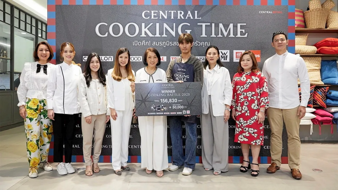 สุดยอดเชฟ รุ่งนิภา ศรีวิริยะเลิศกุล มอบรางวัลสุดยอดเชฟแห่งห้างเซ็นทรัล ในกิจกรรม “Central Cooking Battle” ให้ ธัญพิสิษฐ์ จงจิตต์โพธา โดยมี รลิณทิพย์ เจียมพัฒนขจร, แพรวพรรณ ธีระกุล และ กัลยาณี พัฒนกิจเจริญการ มาร่วมงานด้วย ที่เซ็นทรัล ลาดพร้าว วันก่อน.
