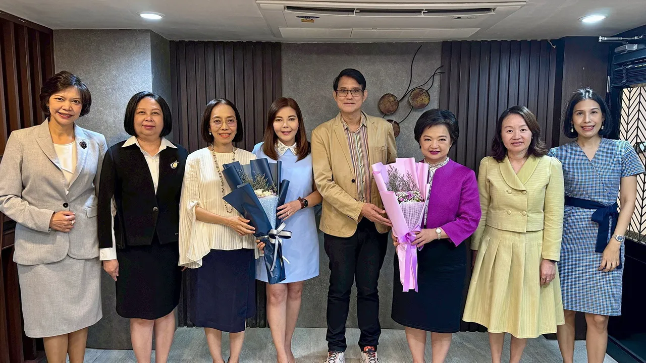 ดีใจด้วย อวัสดา ปกมนตรี และ อภิชาติ สุดแสวง จัดงานเลี้ยงแสดงความยินดีให้ นุสรา กาญจนกูล ในโอกาสได้เป็นอธิบดีกรมทรัพย์สินทางปัญญา และ สุนันทา กังวาลกุลกิจ อธิบดีกรมส่งเสริมการค้าระหว่างประเทศ โดยมี โสรดา เลิศอาภาจิตร์ มาร่วมงานด้วย ที่กวงซีฟู้ด วันก่อน.