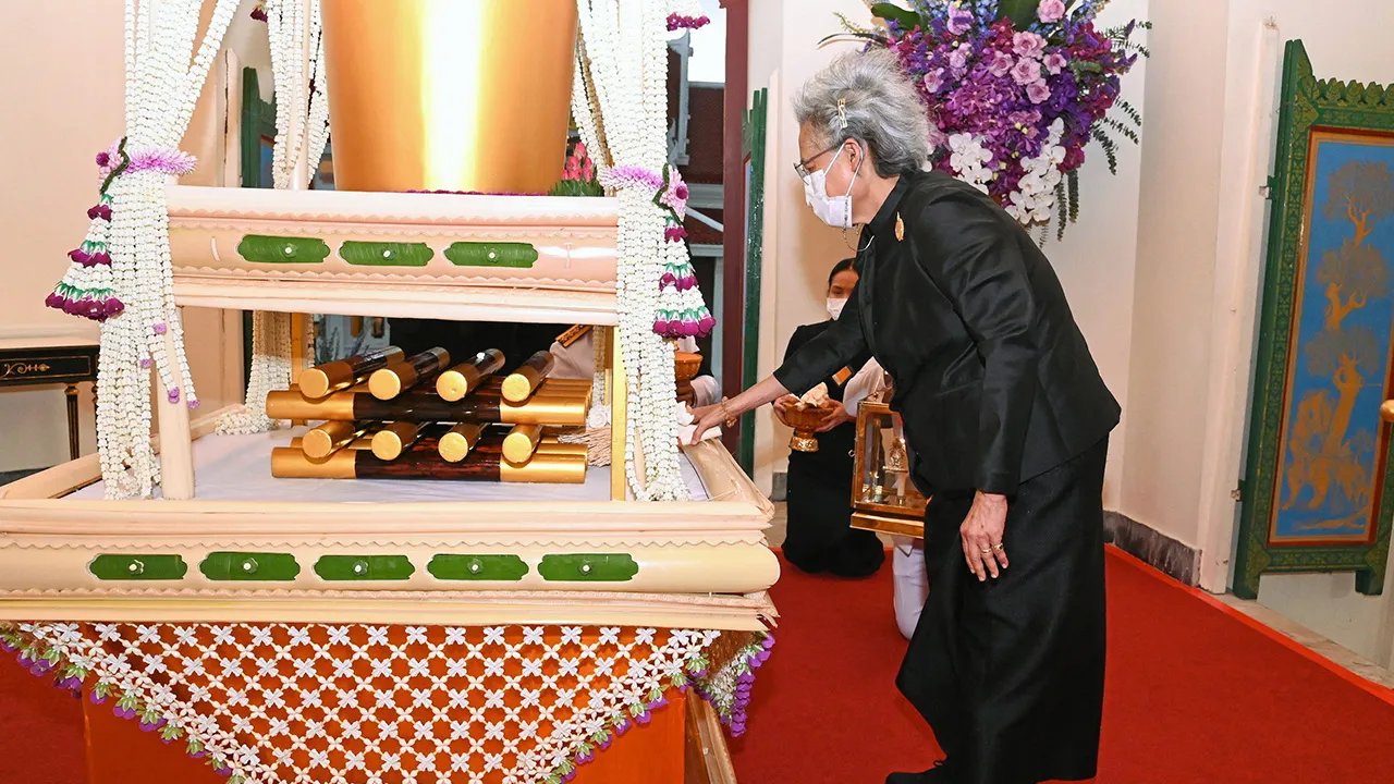 สมเด็จพระกนิษฐาธิราชเจ้า กรมสมเด็จพระเทพรัตนราชสุดาฯ สยามบรมราชกุมารี เสด็จฯไปในการพระราชทานเพลิงศพ  ทองฉัตร  หงศ์ลดารมย์  ณ  เมรุหลวงหน้าพลับพลาอิศริยาภรณ์  วัดเทพศิรินทราวาส  เมื่อวันก่อน.