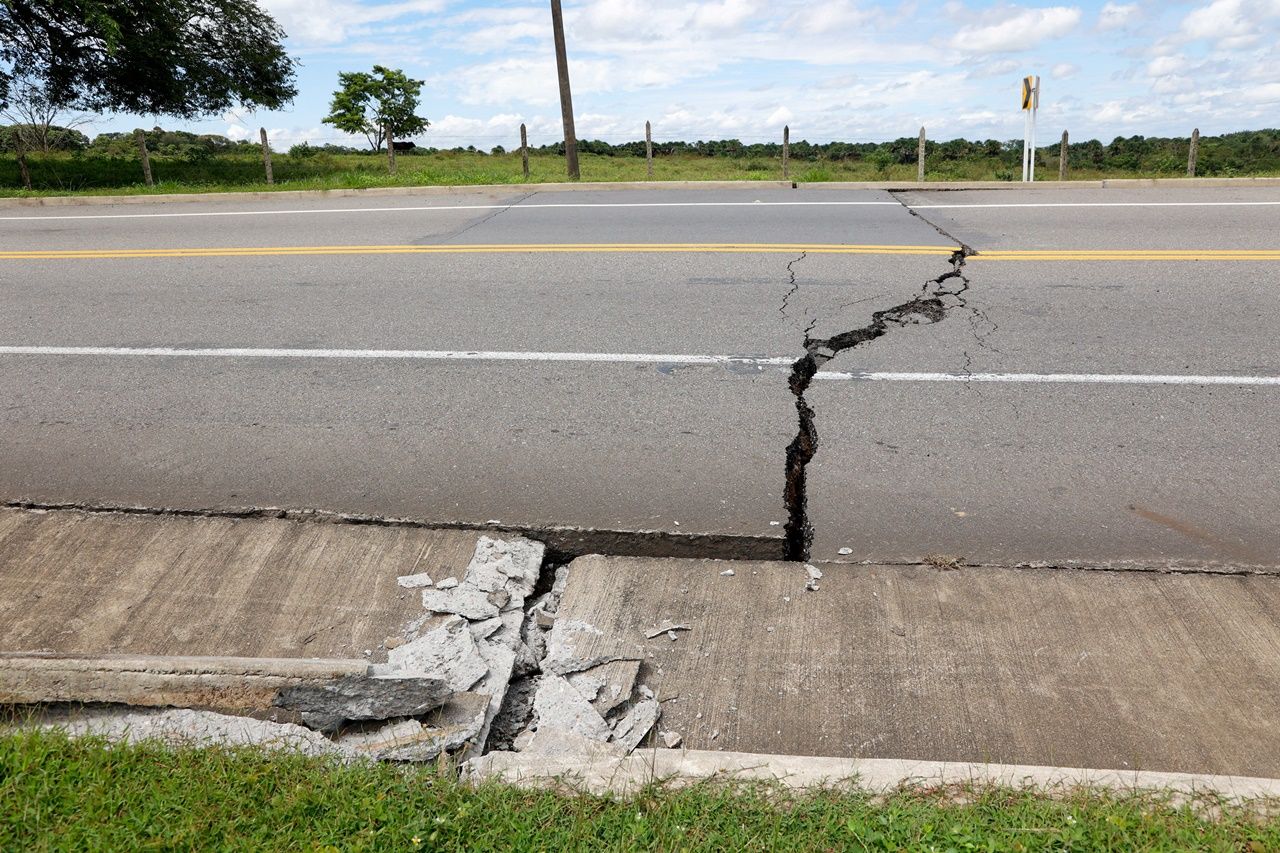 ถนนในเมืองปาราเตบูเอโนแตกร้าวหลังเกิดแผ่นดินไหวเมื่อ 8 มิ.ย. 2568