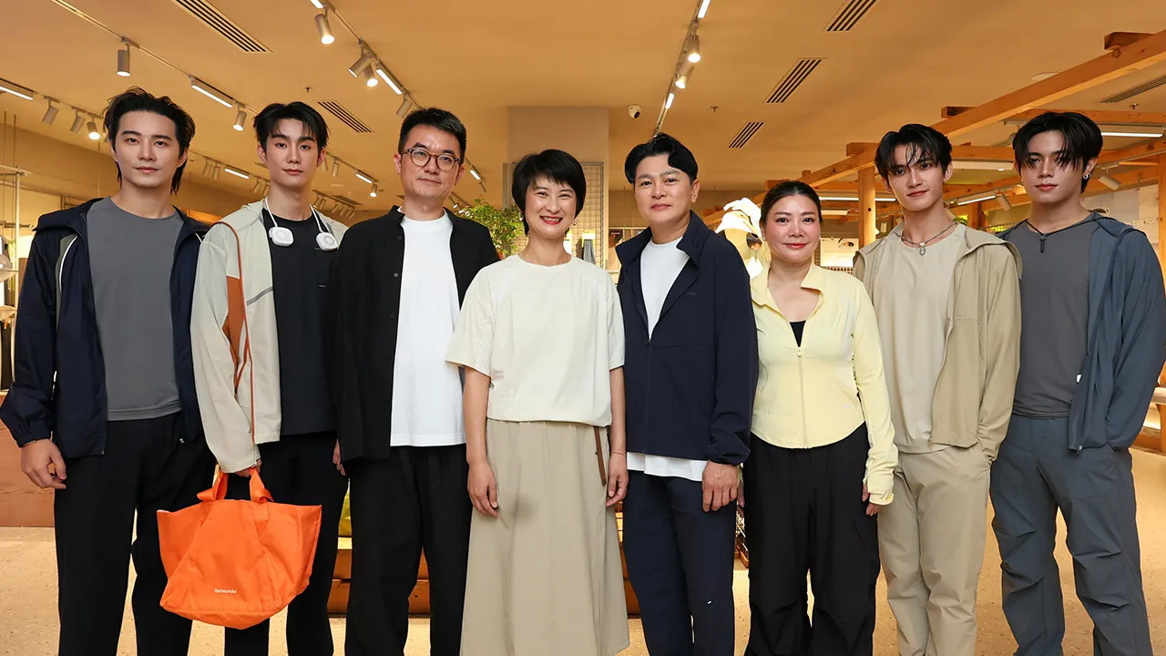 ตามไปซื้อ - หลิวเว่ย ตง จัดงานเปิดร้าน “Beneunder” แบรนด์ชั้นนำจากประเทศจีน ผสมผสานนวัตกรรมแห่งเทคโนโลยีและแฟชั่นตอบโจทย์ทุกไลฟ์สไตล์การใช้ชีวิตนอกบ้าน โดยมี ยวนน่า ซู, เคนเนธ ธึง และ พิณรัตน์ กิติเวชกุล มาร่วมงานด้วย ที่เซ็นทรัลเวิลด์ วันก่อน.