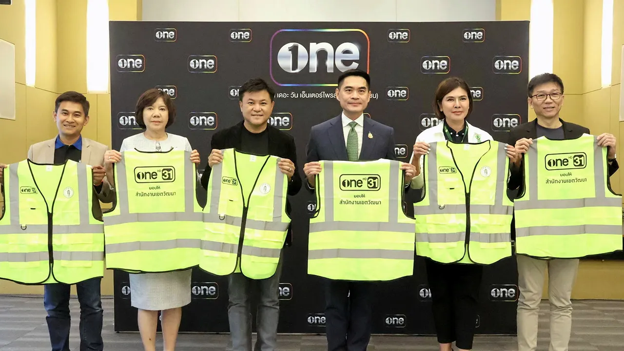 เสื้อสะท้อนแสง - ถกลเกียรติ วีรวรรณ มอบเสื้อสะท้อนแสง 100 ตัว จากโครงการ “one แยก แลก สุข” ให้ พิมพ์จุฑา สกุนสิทธิ์ธาดา เพื่อสนับสนุนการทำงานของเจ้าหน้าที่กวาดถนน เขตวัฒนา โดยมี ดร.พิรุณ สัยยะสิทธิ์พานิช มาร่วมในพิธีด้วย ที่อาคารจีเอ็มเอ็ม แกรมมี่ วันก่อน.
