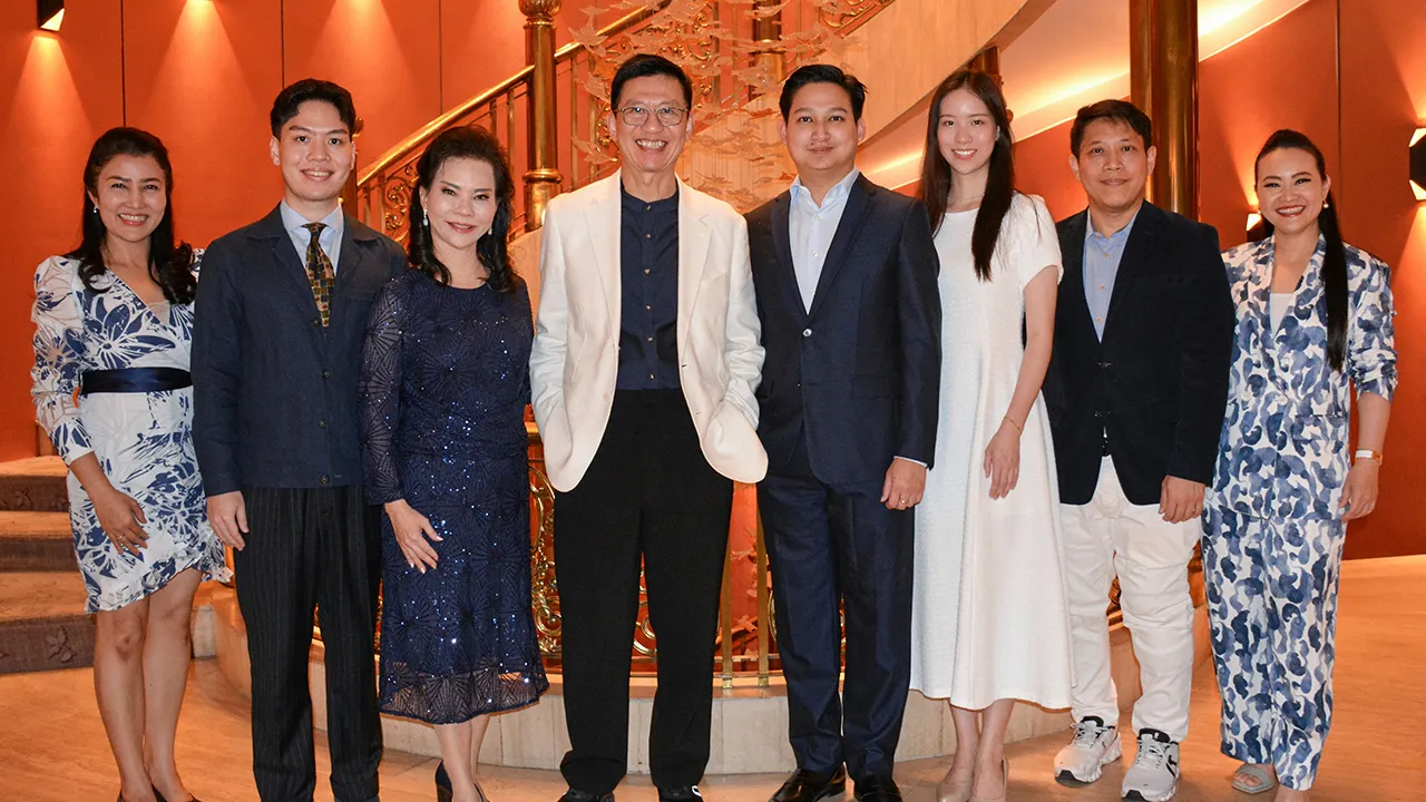 ดีใจด้วย - สง่า พิชญังกูร จัดงานเลี้ยงแสดงความยินดีให้ตัวแทนทีมวิคตอรี่ กรุ๊ป ของ บ.อลิอันซ์ อยุธยา ในโอกาสได้รับรางวัลระดับ Elite ในไตรมาสที่ 1 ประจำปี 2568 โดยมี เรวดี ทรัพย์อุดมกุล, ธีรภัทร ตั้งจิตนบ, ปิยะวิน พิชญังกูร และ แพรวกนิษฐ์ พิชญังกูร มาร่วมงานด้วย ที่โรงแรมมณเฑียร วันก่อน.