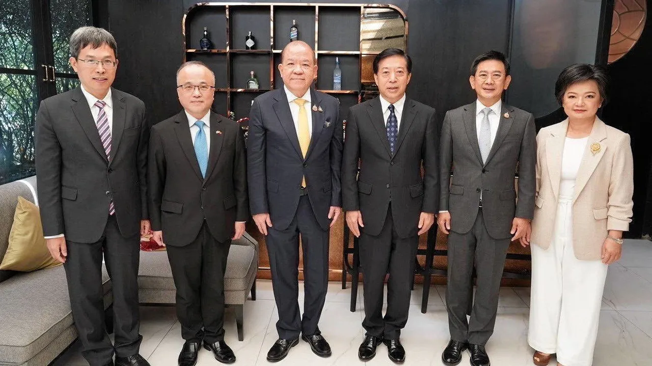 ครบวาระ - พิชัย นริพทะพันธุ์ รมว.พาณิชย์ จัดงานเลี้ยงให้ หาน จื้อเฉียง เอกอัครราชทูตสาธารณรัฐประชาชนจีน ในโอกาสครบวาระในประเทศไทย โดยมี วุฒิไกร ลีวีระพันธุ์, สุนันทา กังวาลกุลกิจ, อู๋ จื้ออู่ และ เจียง เหว่ย มาร่วมงานด้วย ที่ร้านอาหารโอชา ซอยร่วมฤดี วันก่อน.