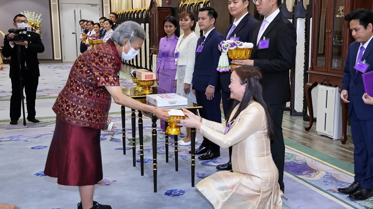 สมเด็จพระกนิษฐาธิราชเจ้า กรมสมเด็จพระเทพรัตนราชสุดาฯ สยามบรมราชกุมารี เสด็จออก ณ วังสระปทุม พระราชทานพระราชวโรกาสให้ อุษณีย์ มหากิจศิริ ประธาน กก.บริษัทเคเอฟยู นำคณะผู้บริหาร เฝ้าฯ ทูลเกล้าฯ ถวายเงินรายได้จากการจำหน่ายโดนัทหน้าพระราชทาน และพายต้นแบบหน้าพระราชทาน เพื่อสมทบทุนมูลนิธิชัยพัฒนา เมื่อวันก่อน.