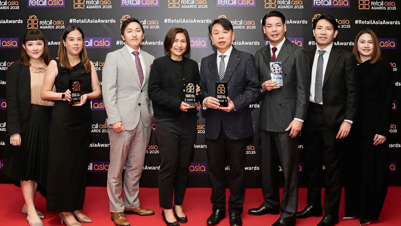 สุดยอด ดร.ณัฐกิตติ์ ตั้งพูลสินธนา คว้า 2 รางวัลจากงาน Retail Asia Awards 2025 สะท้อนความมุ่งมั่นขององค์กรในการดำเนินธุรกิจอย่างยั่งยืนของเซ็นทรัลพัฒนา โดยมี พรวดี โรจน์รุ่งสัตย์, สุธัมมา เจริญชาศรี และ วิยะดา บูรณะภากรณ์ มาร่วมงานด้วย ที่ประเทศสิงคโปร์ วันก่อน.