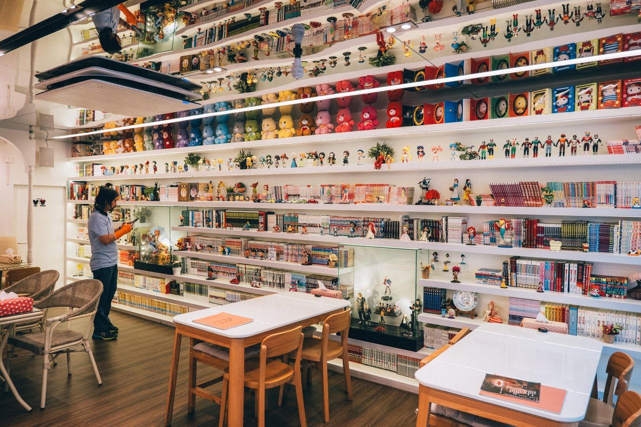 ภายในร้านมีหนังสือให้อ่านเพียบ
