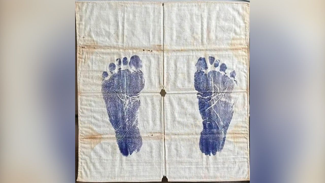 ผ้ายันต์รอยเท้า (ปั๊มคราม) หลวงพ่อเดิม วัดหนองโพ ของ ดร.มีชัย เถาเจริญ.