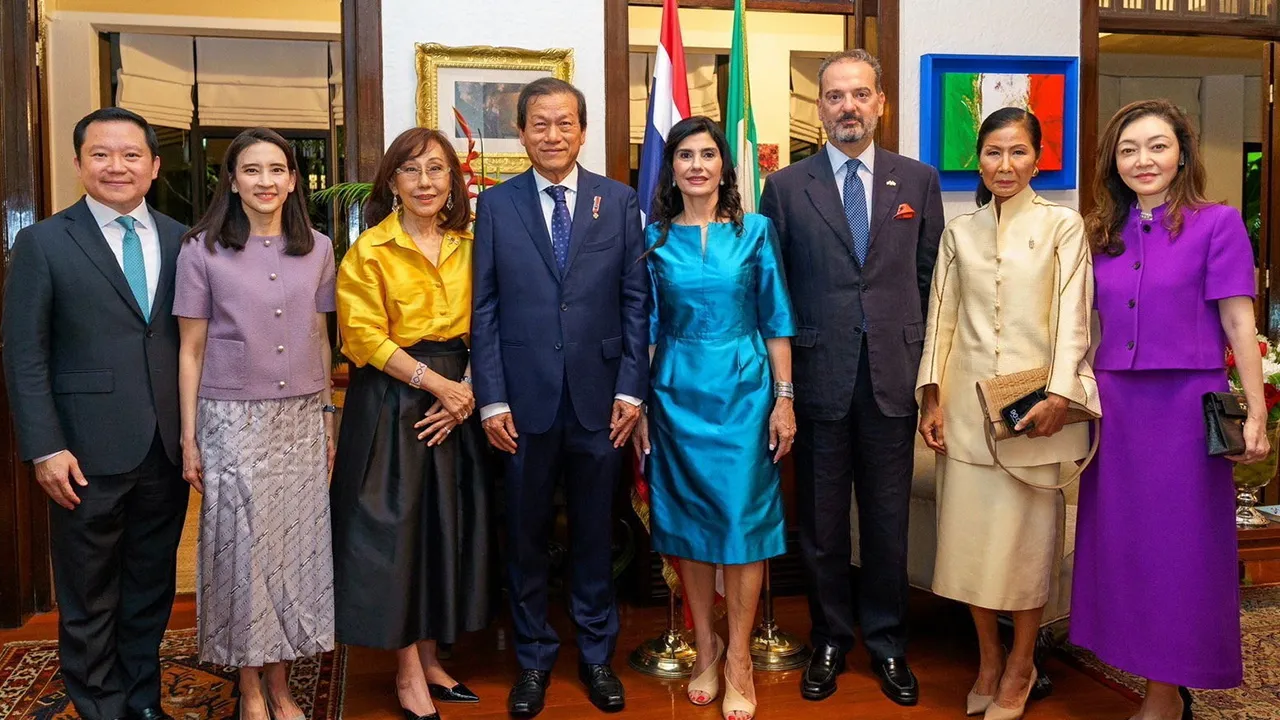 ภูมิใจ เปาโล ดีโอนีซี ทูตอิตาลี มอบเครื่องราชอิสริยาภรณ์ของประเทศอิตาลีให้ ศ.ดร.อภินันท์ โปษยานนท์ ในฐานะมีส่วนในการสร้างความสัมพันธ์ระหว่างไทย-อิตาลี โดยมี กอบกาญจน์ วัฒนวรางกูร และ ฐาปน–ปภัชญา สิริวัฒนภักดี มาร่วมในพิธีด้วย ที่สถานทูตอิตาลี วันก่อน.