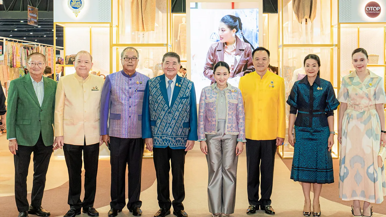 โอทอป แพทองธาร ชินวัตร นายกรัฐมนตรี เปิด “OTOP MIDYEAR 2025” งานจำหน่ายสินค้าภูมิปัญญาไทย จัดถึง 15 มิ.ย. โดยมี ภูมิธรรม เวชยชัย, อนุทิน ชาญวีรกูล, พิชัย นริพทะพันธุ์, ชูศักดิ์ ศิรินิล และ นพ.พรหมินทร์ เลิศสุริย์เดช มาร่วมงานด้วย ที่อิมแพ็ค เมืองทองธานี วันก่อน.