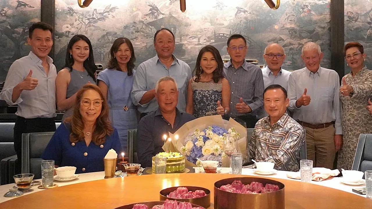 หกสิบขวบ ศุภานวิต เอี่ยมสกุลรัตน์ จัดงานเลี้ยงฉลองวันเกิดครบรอบ 60 ปี ให้สวีตฮาร์ท กวีพันธ์ เอี่ยมสกุลรัตน์ โดยมี พ.ต.อ.ดร.สีหนาท ประยูรรัตน์, พล.ร.ต.ดร.เศวตนันท์ ประยูรรัตน์ และ ชาวันย์–ประถมาภรณ์ สวัสดิ์–ชูโต มาร่วมอวยพรด้วย ที่โรงแรมโรสวูด วันก่อน.