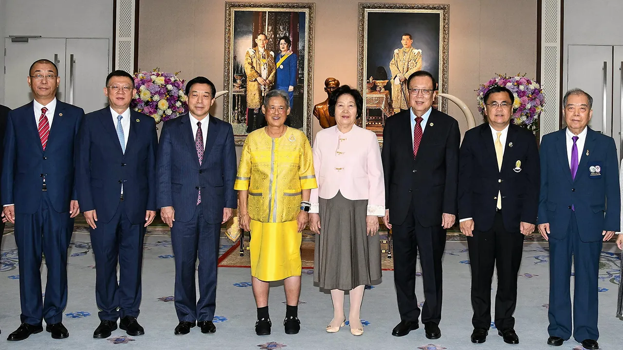 สมเด็จพระกนิษฐาธิราชเจ้า กรมสมเด็จพระเทพรัตนราชสุดาฯ สยามบรมราชกุมารี เสด็จออก ณ วังสระปทุม พระราชทานพระราชวโรกาสให้ ซุน ชุนหลาน ประธานสหพันธ์ขงจื๊อนานาชาติ เฝ้าฯ ในโอกาสเดินทางเยือนไทย เมื่อวันที่ 9 มิถุนายน.