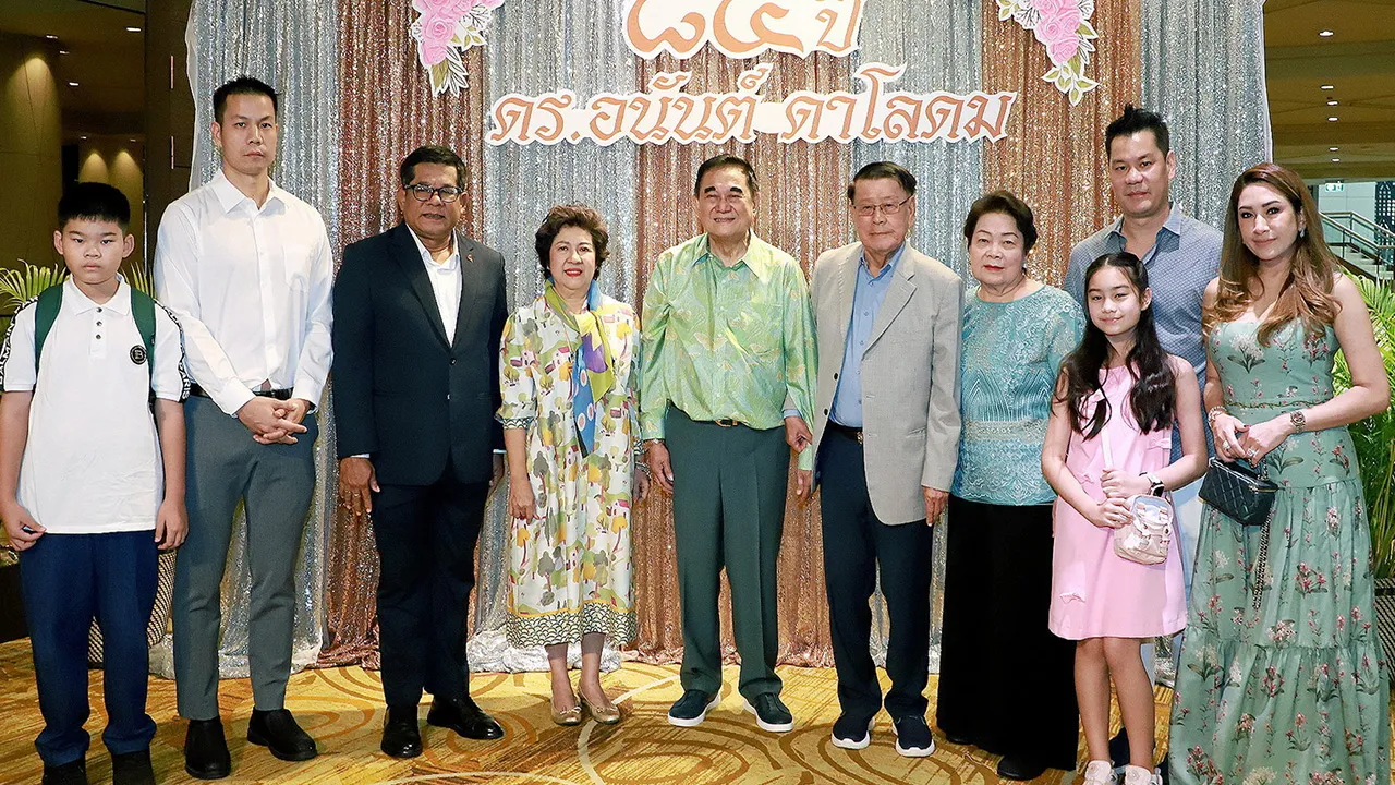 วัย 84 ดร.อัศวิน อิงคะกุล, ลักขณา นะวิโรจน์, ปรานี ดาโลดม, รพีทัศน์ อุ่นจิตตพันธ์,อัครพงศ์ ดาโลดม, สวินณา ดาโลดม และ อนุวรรธน์ ดาโลดม มาร่วมอวยพรในงานเลี้ยงฉลอง วันเกิดครบรอบ 84 ปี ของ ดร.อนันต์ ดาโลดม ที่ห้องจูปิเตอร์ โรงแรมมิราเคิล แกรนด์ วันก่อน.