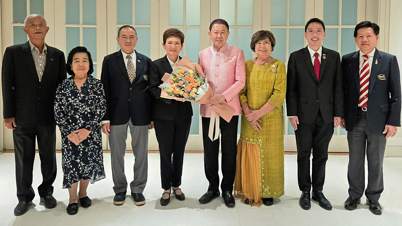 ช่อดอกไม้ สนั่น อังอุบลกุล มอบดอกไม้แสดงความยินดีให้ พนิดา เทพกาญจนา ในโอกาสได้เป็นรองประธานหอการค้าไทย โดยมี มาลีรัตน์ ปลื้มจิตรชม, ผศ.พราวพรรณ เหลืองสุวรรณ และ ผศ.ดร.วัชรพจน์ ทรัพย์สงวนบุญ มาร่วมงานด้วย ที่โรงแรมแกรนด์ ไฮแอท เอราวัณ วันก่อน.