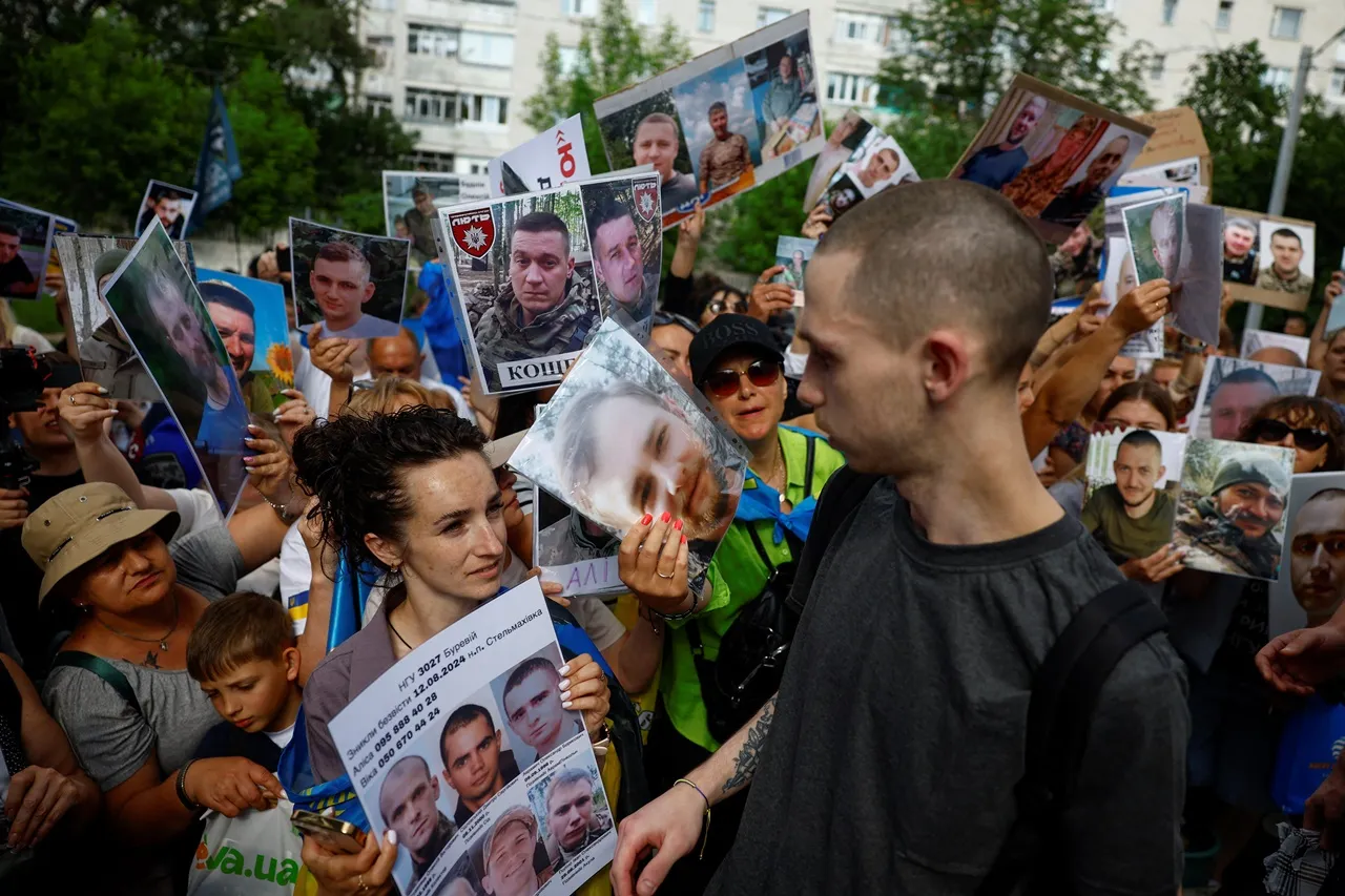 ผู้คนจำนวนมากมารอรับ หรือตามหาบุคคลอันเป็นที่รักของพวกเขา