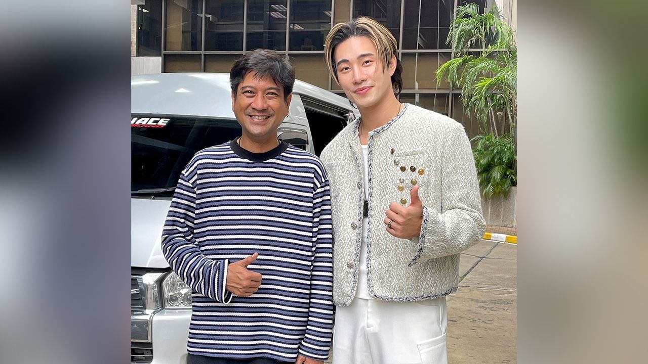 เจอกันโดยบังเอิญ หนุ่ม-อรรถพร กับ บี้-ธรรศภาคย์ ต่างหอบซิงเกิลใหม่มาแนะนำแถมหยอกๆ เพิ่ง “เดบิวต์” มา...วัยรุ่นเจน Z เสิร์ช ขอส่องกูเกิลแป๊บนะ พ่อคุ๊ณณณณ คิกๆ.