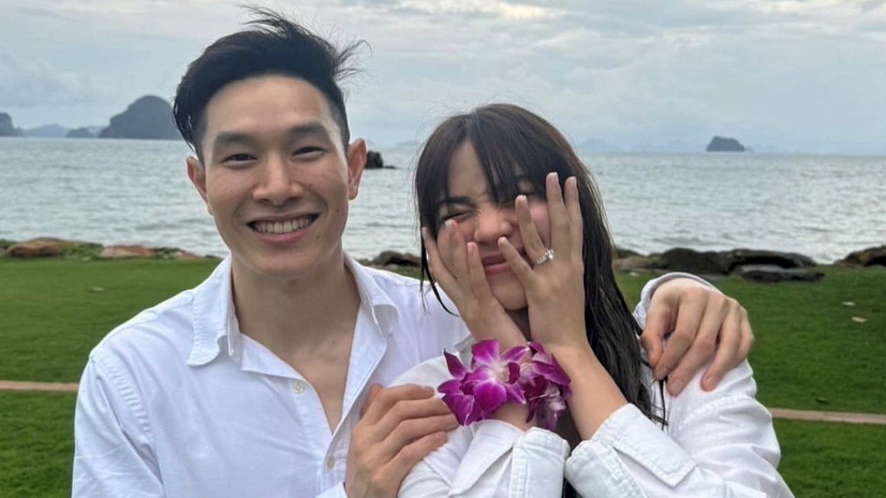 เตรียมสละโสด! มารีน่า ศดานันท์ ถูก เนม ธฤต แฟนหนุ่ม คุกเข่าขอแต่งงาน หลังคบหาดูใจ 7 ปี ด้วยแหวนเพชรเม็ดเป้ง...งานนี้แม่เหน่งโล่งอกสุดๆ เก็บความลับจนอกแทบระเบิด คิกๆ.