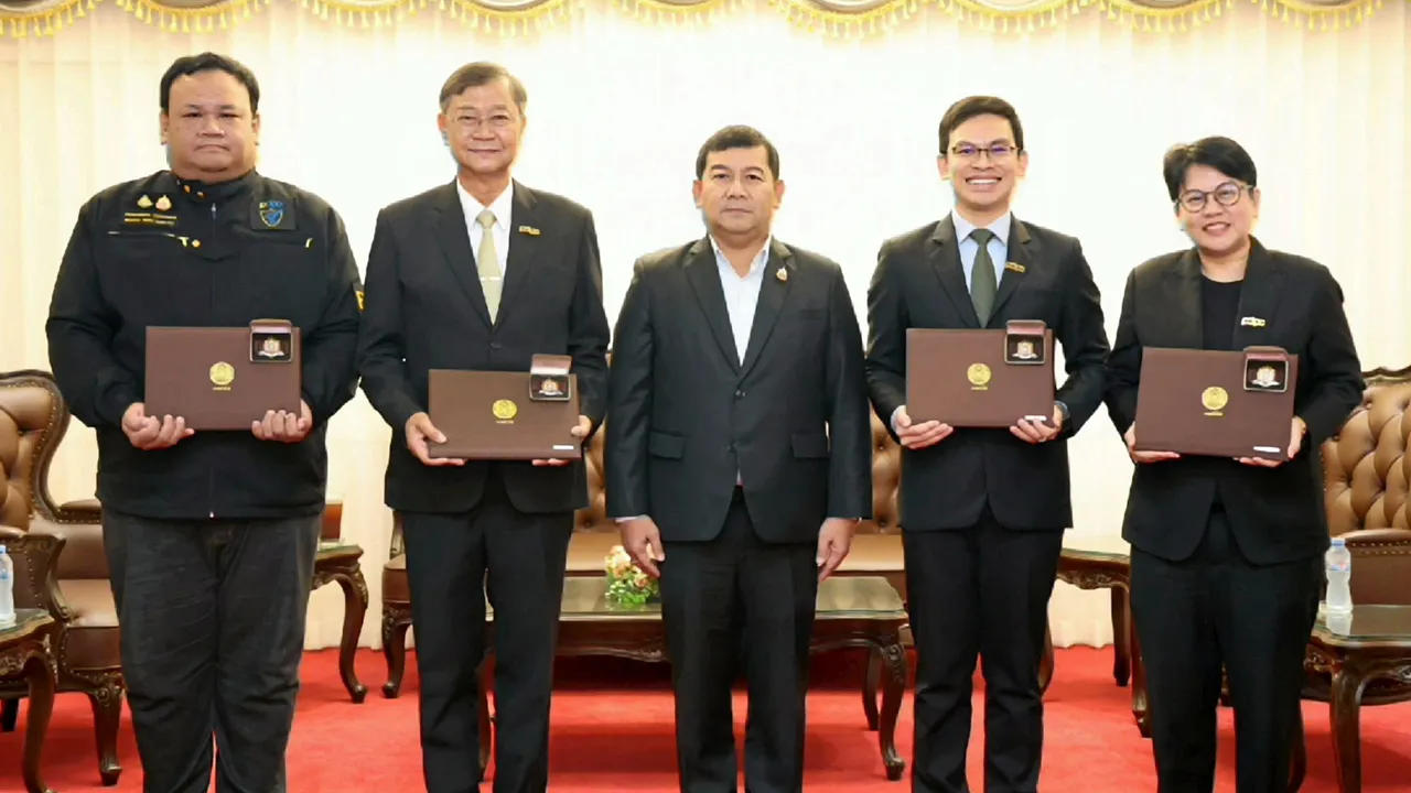 ขอบคุณครับ สุพจน์ ภู่รัตนโอภา รองอธิบดีกรมป่าไม้ มอบเครื่องหมายเชิดชูเกียรติให้พล.อ.เดชา พลสุวรรณ, อมรพันธุ์ นิติธีรานนท์, วีรินทร์ อรวัฒนพันธุ์ และ ร.ท.ฐานันดรสำราญสุข เพื่อขอบคุณในโอกาสมาให้ความรู้ด้านการคุ้มครองข้อมูลส่วนบุคคล ที่กรมป่าไม้ วันก่อน.