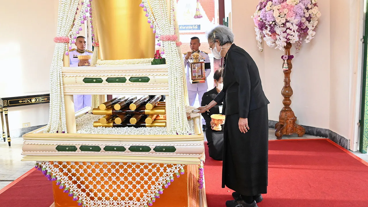 สมเด็จพระกนิษฐาธิราชเจ้า  กรมสมเด็จพระเทพรัตนราชสุดาฯ สยามบรมราชกุมารี  เสด็จฯไปในการพระราชทานเพลิงศพ เจตน์ สุจริตกุล ณ เมรุหลวงหน้าพลับพลาอิศริยาภรณ์ วัดเทพศิรินทราวาส เมื่อวันที่ 8 มิถุนายน.