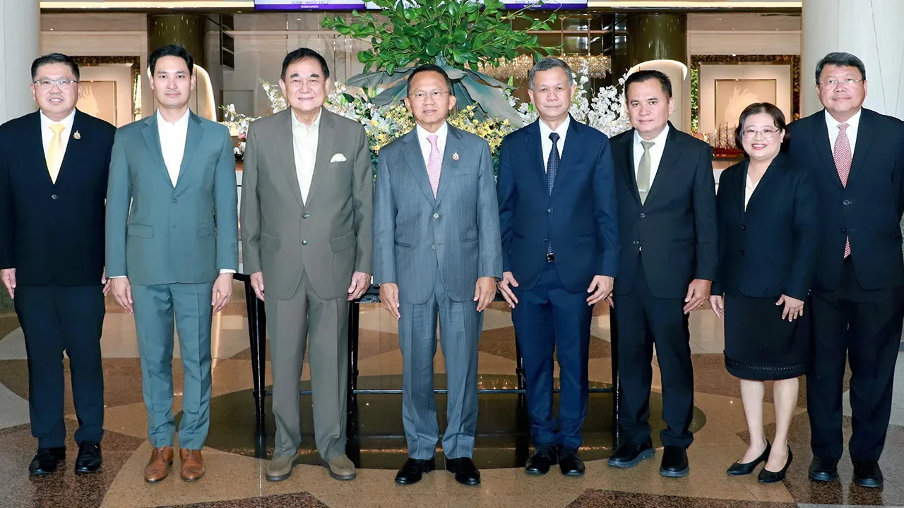 ป้องกันไว้ ดร.อัศวิน อิงคะกุล ให้การต้อนรับ สมศักดิ์ เทพสุทิน รมว.สาธารณสุข ในโอกาสเปิดงานรณรงค์วันไข้เลือดออกอาเซียน ประจำปี 2568 โดยมี ดร.นพ.พงศธร พอกเพิ่มดี, นพ.ภานุวัฒน์ ปานเกตุ และ กิตติกร โล่ห์สุนทร มาร่วมงานด้วย ที่โรงแรมมิราเคิล แกรนด์ วันก่อน.