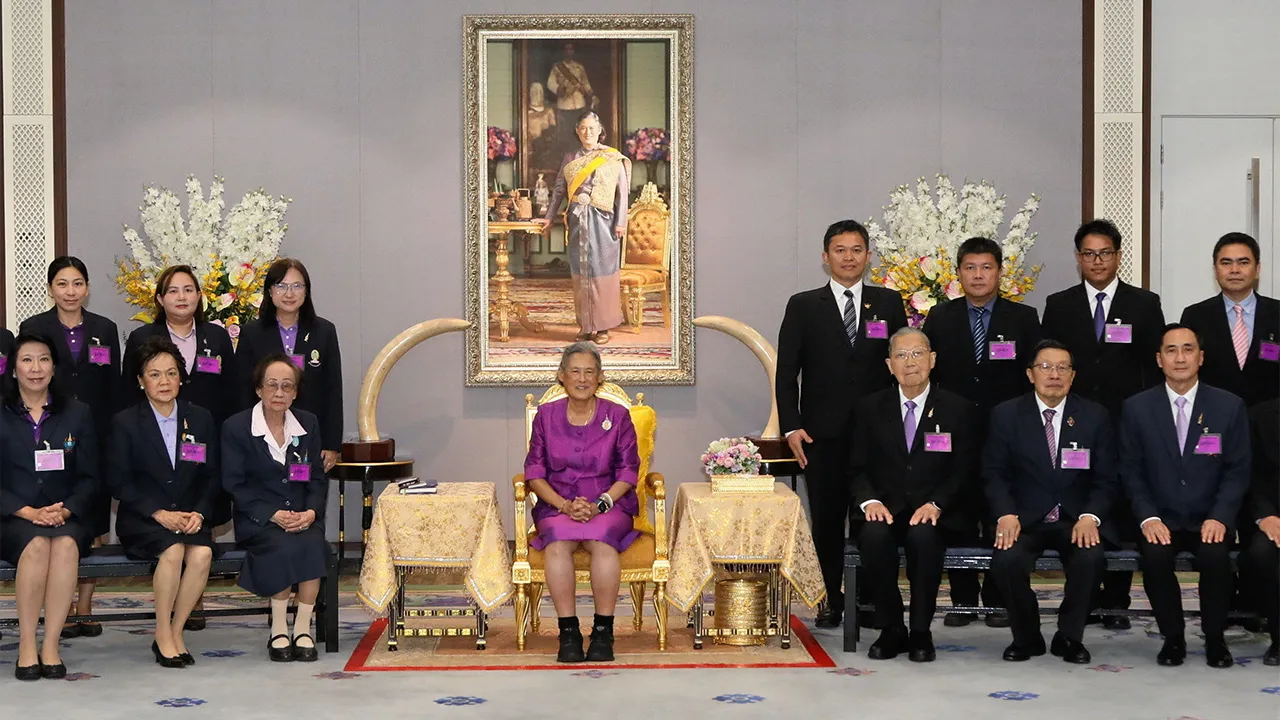 สมเด็จพระกนิษฐาธิราชเจ้า กรมสมเด็จพระเทพรัตนราชสุดาฯ สยามบรมราชกุมารี เสด็จออก ณวังสระปทุม พระราชทานพระราชวโรกาสให้ ศ.นพ.จรัส สุวรรณเวลา รองประธานมูลนิธิส่งเสริมโอลิมปิกวิชาการ นำคณะกรรมการจัดการแข่งขันโอลิมปิกวิชาการระหว่างประเทศ  เฝ้าฯกราบบังคมทูลรายงานการเตรียมจัดการแข่งขัน  เมื่อวันก่อน.