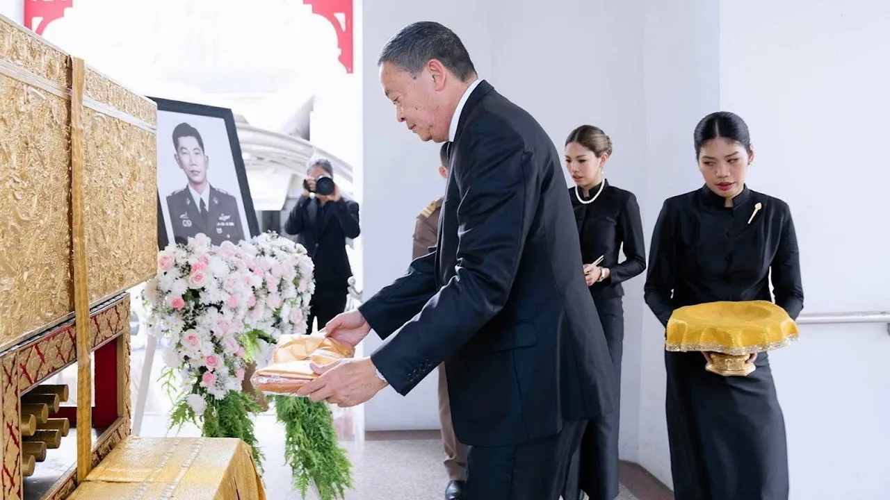 ปลายทางชีวิต เศรษฐา ทวีสิน อดีตนายกรัฐมนตรี เป็นประธานในพิธีพระราชทานเพลิงศพพล.ต.ต.ปิยะชาติ เนื่องจำนงค์ บิดาของ พายุ เนื่องจำนงค์, ฑีรนาฏ เอ็ดเวิร์ด และกัญสราณัฐ เนื่องจำนงค์ ท่ามกลางญาติมิตรมาร่วมในพิธีกันอย่างคับคั่ง ที่วัดธาตุทอง วันก่อน.