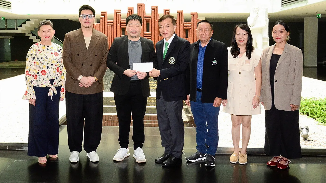 เพื่อการศึกษา ชาคลิต โชติจุฬางกูร ผอ.อาวุโส ธุรกิจโรงแรม เดอะ แพลทินัม กรุ๊ป พร้อมน้องชาย ชวนันท์ โชติจุฬางกูร มอบเงินจำนวน 100,000 บาท ให้ สราวุธ วัชรพล เพื่อสมทบทุนมูลนิธิไทยรัฐ โดยมี วิเชน โพชนุกูล และ พรพรรณ พจนพริ้ง มาร่วมในพิธีด้วย ที่ สนง.นสพ.ไทยรัฐ วันก่อน.