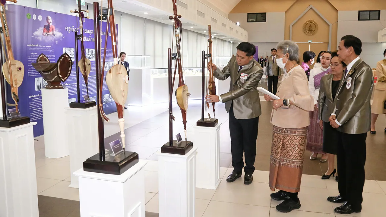 สมเด็จพระกนิษฐาธิราชเจ้า  กรมสมเด็จพระเทพรัตนราชสุดาฯ  สยามบรมราชกุมารี  เสด็จฯไปทอดพระเนตร นิทรรศการ “120 ปี ชาตกาล ครูเตือน พาทยกุล ศิลปินแห่งชาติ” ณ ศูนย์วัฒนธรรมแห่งประเทศไทย เมื่อวันที่ 26 พฤษภาคม.