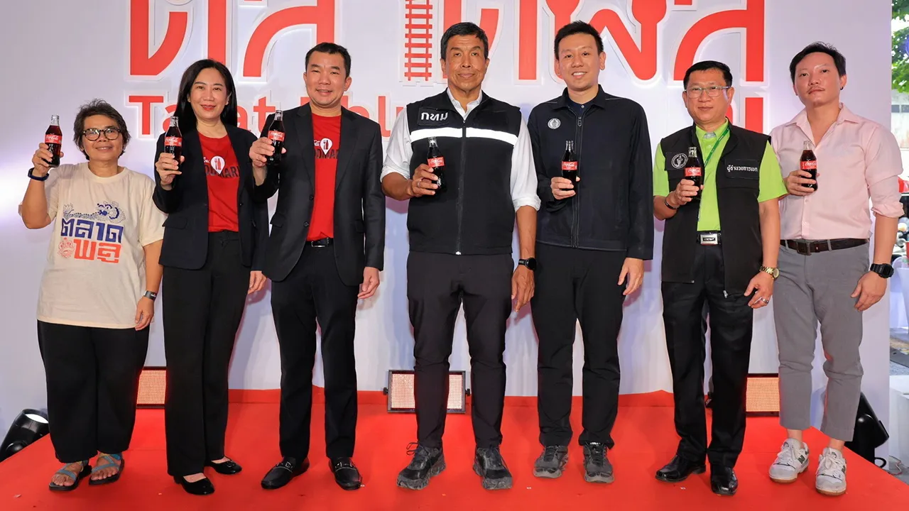 สตรีทฟู้ด รศ.ชัชชาติ สิทธิพันธุ์ และ ศรุต วิทยารุ่งเรืองศรี เปิดแคมเปญ “COKE Foodmarks” พลิกโฉมร้านสตรีทฟู้ดใต้สะพานรัชดาภิเษก ทางรถไฟตลาดพลู สู่การเป็นแลนด์มาร์กแห่งใหม่ โดยมี ศานนท์ หวังสร้างบุญ และ นิฏฐา สินศิริพงษ์ มาร่วมงานด้วย ที่ย่านตลาดพลู วันก่อน.