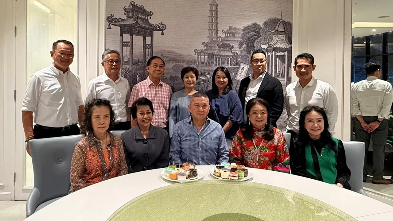 ดีใจด้วย พล.อ.สมโภชน์ วังแก้ว, สุพร วัธนเวคิน, ประภา ปูรณโชติ และ ปัทมา วงษ์ถ้วยทอง มาร่วมในงานเลี้ยงแสดงความยินดีให้ พล.อ.ทวีพูล ริมสาคร ในโอกาสได้เป็นผู้ทรงคุณวุฒิพิเศษกองทัพบก ท่ามกลางบรรยากาศความชื่นมื่น ที่ร้านหงเปา สุขุมวิท 39 วันก่อน.