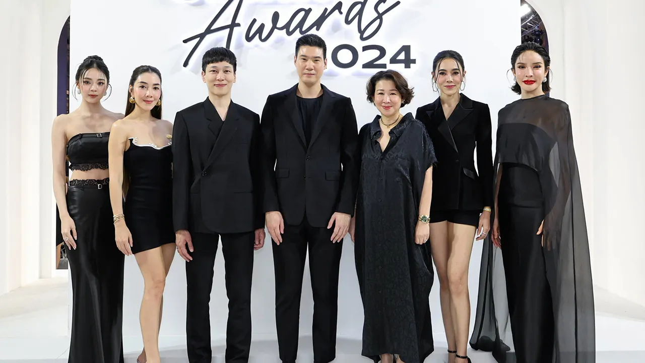 สุดยอด - หิรัญ ตันมิตร จัด “EVEANDBOY BEST SELLING AWARDS 2024” งานประกาศรางวัลให้สุดยอดแบรนด์เครื่องสำอางมียอดขายดีที่สุด โดยมี ปริญญา วะนะศุข, อรธิรา ภาคสุวรรณ์, ยุวเรต ศรุตานนท์ และ วิริฒิพา ภักดีประสงค์ มาร่วมงานด้วย ที่เอ็มสเฟียร์ วันก่อน.