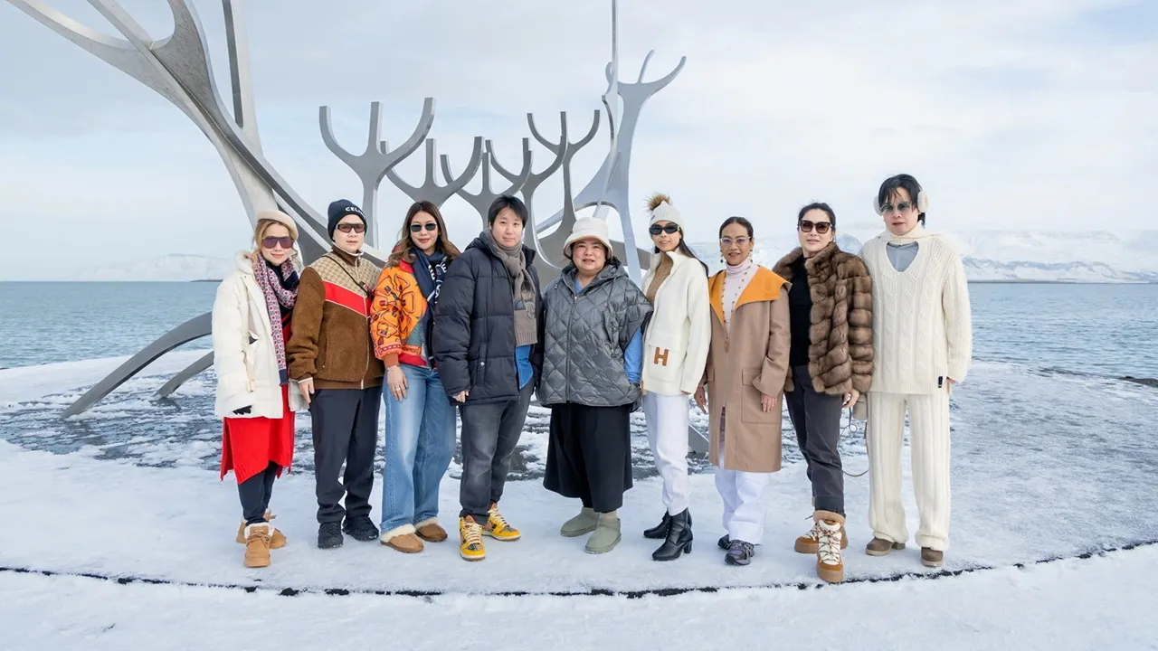 เที่ยวเพลิน - ชาริตา ลีลายุทธ นำลูกค้า CENFINITY ของห้างสรรพสินค้าเซ็นทรัล ไปท่องเที่ยวเส้นทางวงแหวนทองคำและแวะชม Sun Voyager ประติมากรรมร่วมสมัยจากโลหะ โดยมี สุริยน–เมก้า ศรีอรทัยกุล และ อธิภัทร พรประภา ร่วมเดินทางไปด้วย ที่ประเทศไอซ์แลนด์ วันก่อน.