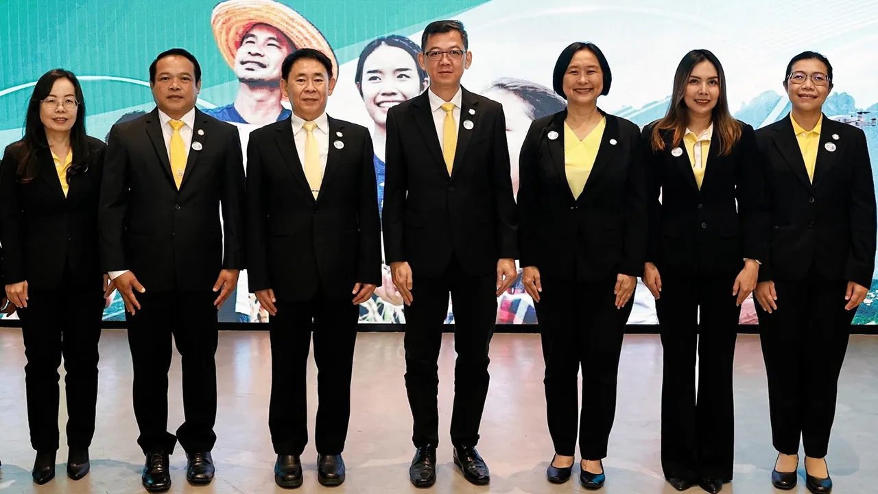 มีมาตรฐาน - ชุมพล ลีละศุภพงษ์ รับมอบใบรับรองมาตรฐาน มอก.9999 ผลิตภัณฑ์อุตสาหกรรมของบริษัทซีพีแรม ตามต้นแบบอุตสาหกรรมอาหารดำเนินธุรกิจตามหลักเศรษฐกิจพอเพียง โดยมี ทิวากร จงมีความสุข และ ชัญญรัช พีราวัชร มาร่วมในพิธีด้วย ที่ทรู ดิจิทัล พาร์ค วันก่อน.