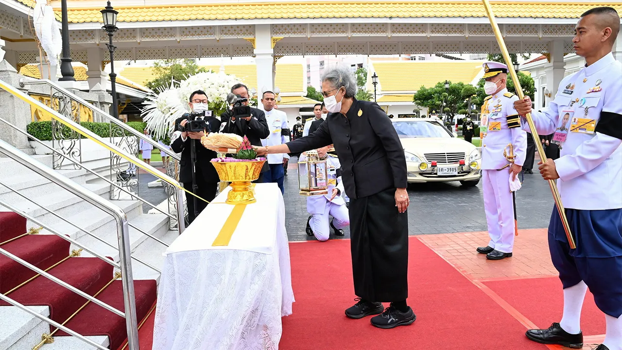 สมเด็จพระกนิษฐาธิราชเจ้า กรมสมเด็จพระเทพรัตนราชสุดาฯ สยามบรมราชกุมารี เสด็จฯไปในการพระราชทานเพลิงศพ พล.อ.สนั่น มะเริงสิทธิ์ อดีตผู้ช่วยผู้บัญชาการทหารบก ณ วัดพระศรีมหาธาตุ เมื่อวันที่ 25 พฤษภาคม.