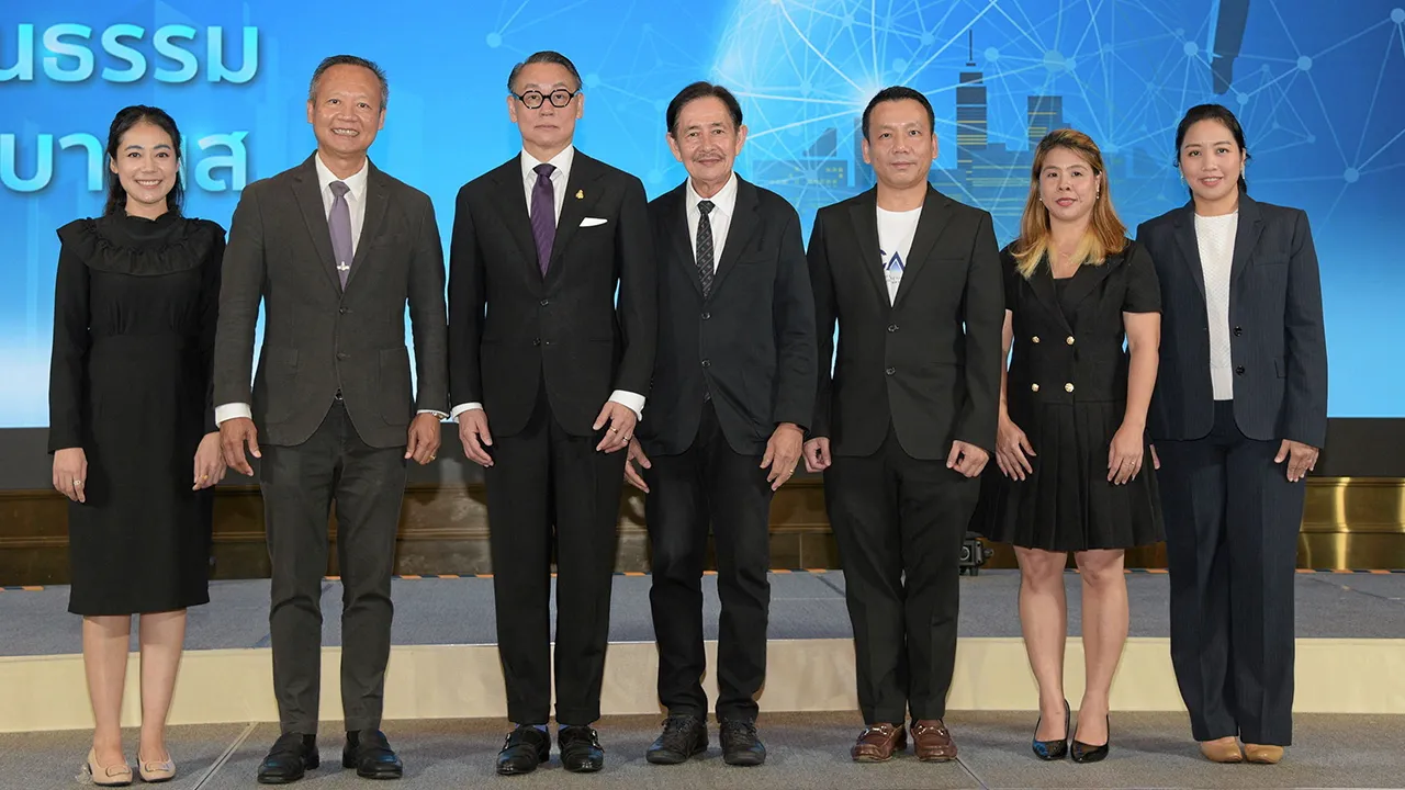 ต้านทุจริต - กุลเวช เจนวัฒนวิทย์ เปิดโครงการ “เรียกรับ เราร้อง” เพื่อรณรงค์ให้ภาครัฐ เอกชนและประชาชน ตระหนักถึงความสำคัญของการแจ้งเบาะแสการทุจริต โดยมี พรหเมศร์ เบ็ญจรงค์กิจ และ พัฒนชัย กุลสิริสวัสดิ์ มาร่วมงานด้วย ที่โรงแรมอีสติน แกรนด์ พญาไท วันก่อน.