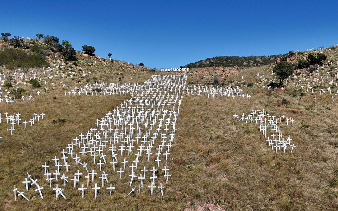 ภาพถ่ายจากโดรนแสดงให้เห็น “อนุสรณ์กางเขนขาว” ที่จังหวัดลิมโปโป ในแอฟริกาใต้ ซึ่งนายทรัมป์อ้างว่าสื่อถึงชาวสวนผิวขาวที่ถูกสังหารตลอดหลายปีที่ผ่านมา