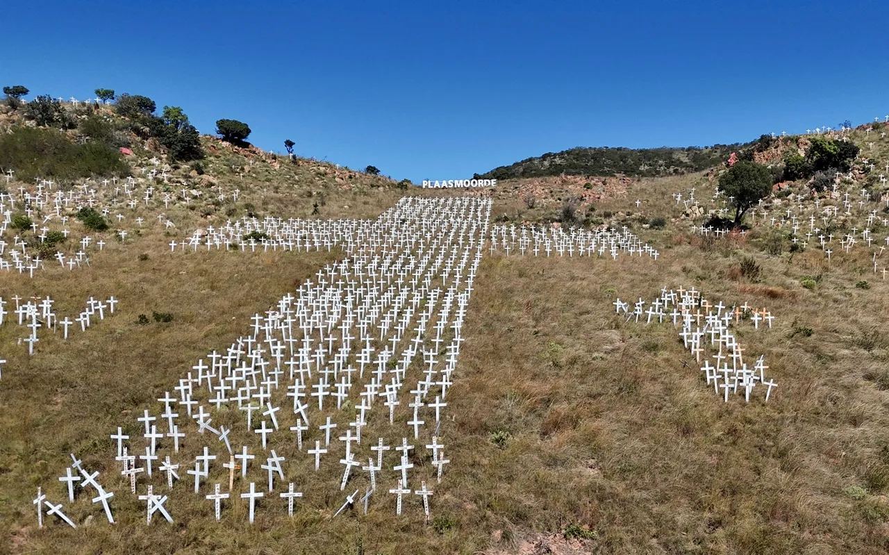 ภาพถ่ายจากโดรนแสดงให้เห็น “อนุสรณ์กางเขนขาว” ที่จังหวัดลิมโปโป ในแอฟริกาใต้ ซึ่งนายทรัมป์อ้างว่าสื่อถึงชาวสวนผิวขาวที่ถูกสังหารตลอดหลายปีที่ผ่านมา