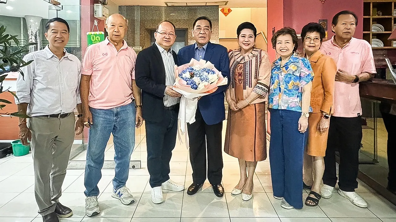 ดีใจด้วย - ดร.ลาลีวรรณ กาญจนจารี และ เกรียงไกร เธียรนุกุล มอบช่อดอกไม้แสดงความยินดีแก่ พจน์ อร่ามวัฒนานนท์ ในโอกาสได้เป็นประธานกรรมการหอการค้าไทย โดยมี บุณยฤทธิ์ กัลยาณมิตร และ เพชรรัตน์ เอกแสงกุล มาร่วมงานด้วย ที่ภัตตาคารเหลียงเซ้ง รองเมือง วันก่อน.