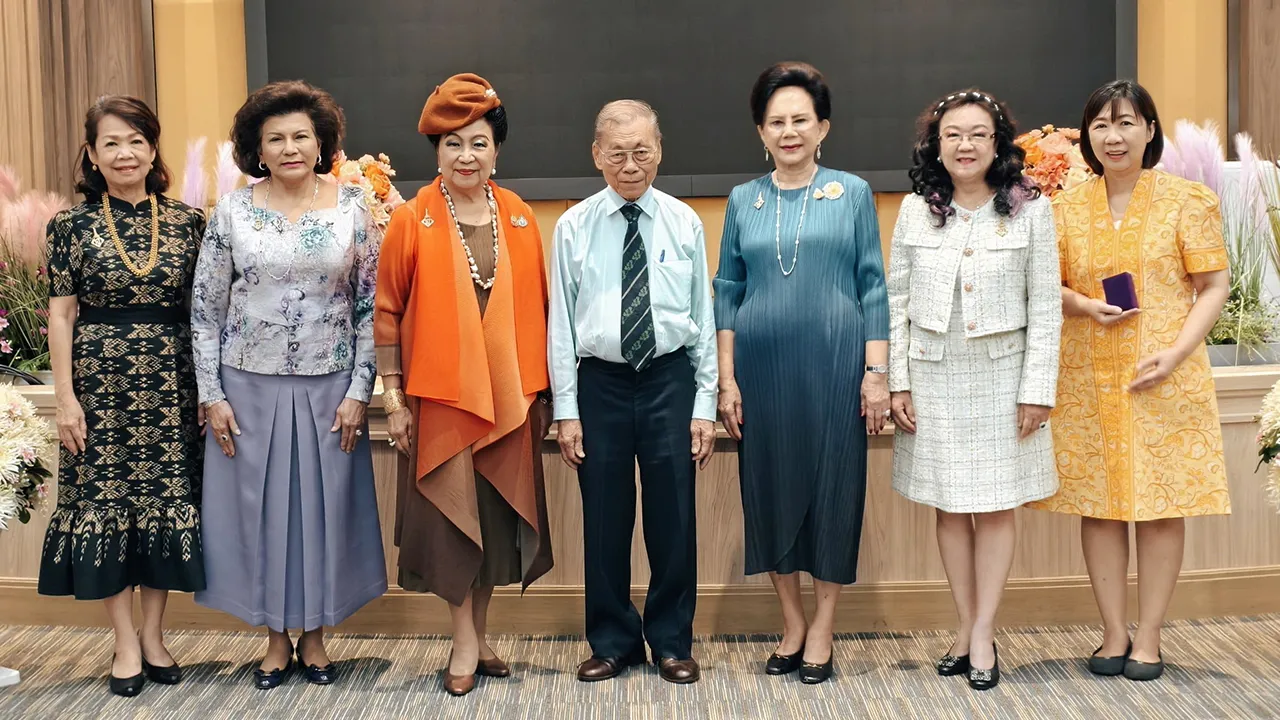 สมทบทุน - ดร.มยุรี เตยะราชกุล, อรพินธ์ จิรชนานนท์, ยุพเยาว์ เพียรพาณิชย์พร และ มาลินี สุขมงคล มอบเงินให้ นพ.ปรีชา ศตวรรษธำรง เพื่อสมทบทุนมูลนิธิโรงพยาบาลสมเด็จเจ้าพระยา โดยมี ลลิสา จงบารมี มาร่วมในพิธีด้วย ที่สถาบันจิตเวชศาสตร์สมเด็จเจ้าพระยา วันก่อน.