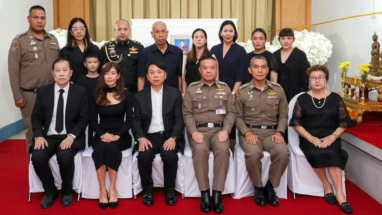 ปลายทางชีวิต - พล.ต.อ.อัคราเดช พิมลศรี และ ดร.ณัฐกิตติ์ ตั้งพูลสินธนา เป็นประธานในพิธีสวดพระอภิธรรมศพ สุวันดี วัฒนศักดิ์มณฑา มารดา วิริศสมาหรา อรุณเลิศ โดยมี พล.ต.ต.เศรษฐสิริ นิพภยะ และ พล.ต.ต.เกษม รัตนสุมาวงศ์ มาร่วมในพิธีด้วย ที่วัดพระศรีมหาธาตุ วันก่อน.