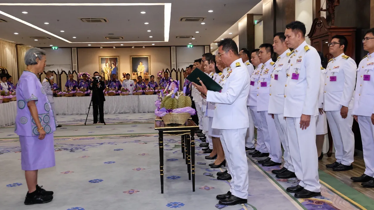 สมเด็จพระกนิษฐาธิราชเจ้า กรมสมเด็จพระเทพรัตนราชสุดาฯ สยามบรมราชกุมารี เสด็จออก ณ วังสระปทุม พระราชทานพระราชวโรกาสให้ ไตรภพ วงศ์ไตรรัตน์ ผู้ว่าราชการจังหวัดระยอง นำข้าราชการและเกษตรกรชาวสวนผลไม้จังหวัดระยอง เฝ้าฯ ทูลเกล้าฯ ถวายผลผลิตทางการเกษตรของจังหวัดระยอง เมื่อวันก่อน.