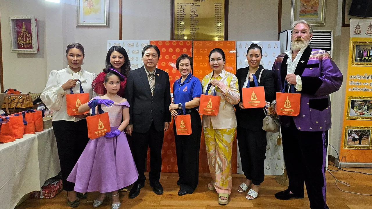 โลหิตมีค่า พรชัย ชลวาณิชกุล และ วรรณี พรสมบูรณ์ศิริ จัดโครงการบริจาคโลหิต ครั้งที่ 21 ในโอกาสวันสถาปนาครบรอบ 132 ปี สำนักงานอัยการสูงสุด โดยมี ม.ล.ปุญยนุช เกษมสันต์, ดร.พรทิพย์ วงษ์นครินทร์ และ อิสรีย์ สุวรรณวิทย์ มาร่วมงานด้วย ที่สมาคมภริยาอัยการ วันก่อน.