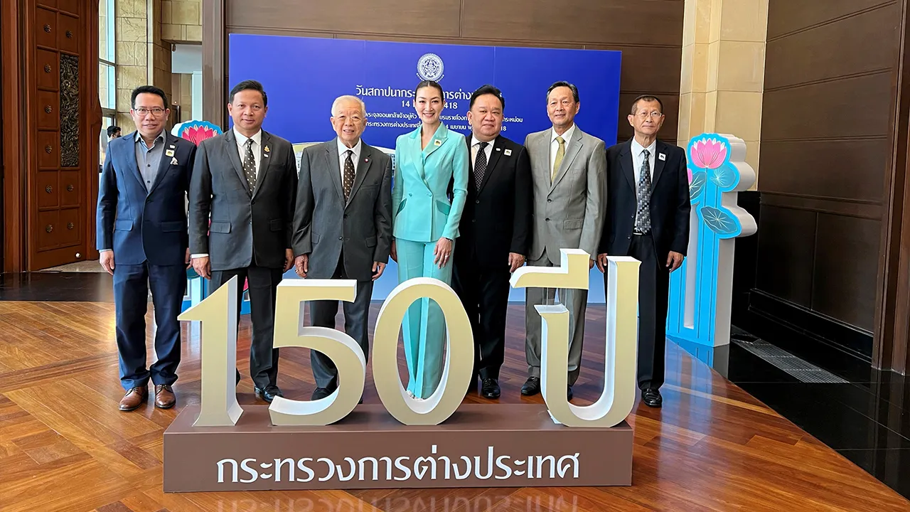 พร้อมบริการ มังกร ประทุมแก้ว อธิบดีกรมการกงสุล จัดเสวนา “งานกงสุลยุคใหม่ พร้อมบริการคนไทย มั่นใจเมื่อไปต่างประเทศ” ในโอกาสครบรอบ 150 ปี กระทรวงการต่างประเทศ โดยมี ชัยสิริ อนะมาน และ ดำฤทธิ์ วิริยะกุล มาร่วมงานด้วย ที่กระทรวงการต่างประเทศ วันก่อน.