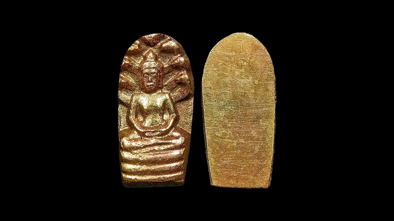 พระปรกใบมะขาม เนื้อทองคำ เจ้าคุณสนิทสมณคุณ วัดท้ายตลาด ของอิทธิ ชวลิตธำรง.