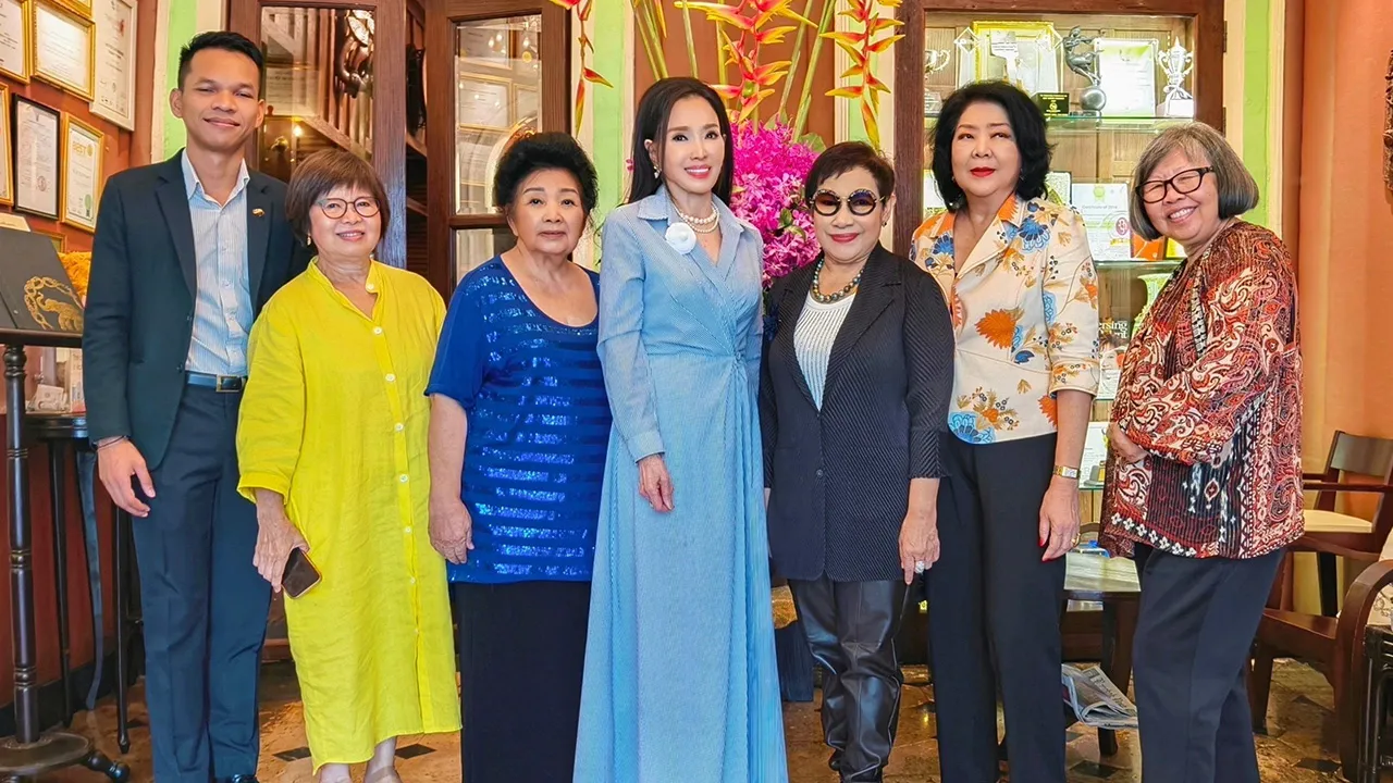 ของอร่อย นูรอ โซ๊ะมณี สเต็ปเป้ เชิญ อาภัสรา หงสกุล นางงามจักรวาลคนแรกของประเทศไทย มาชิมอาหารไทยสุดหรูต้นตำรับ โดยมี ซูซี่ หาญศิริสวัสดิ์, กุสุมา บีเค็นน์,อรวรรณ อินทรทัต และ สุชาดา สเตินเบิร์ก มาร่วมชิมด้วย ที่ภัตตาคารบลู เอเลเฟ่นท์ วันก่อน.