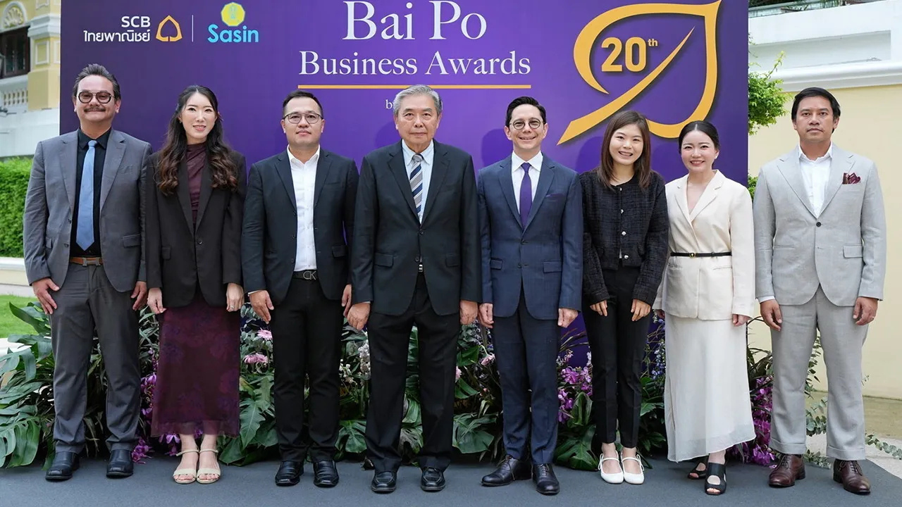 มอบรางวัล อภิศักดิ์ ตันติวรวงศ์ มอบรางวัล “Bai Po Business Awards by Sasin” ครั้งที่ 20 เพื่อเชิดชูเกียรติ 6 ผู้ประกอบการเอสเอ็มอีต้นแบบสามารถสร้างความแตกต่างในธุรกิจ บริหารจัดการอย่างมีวิสัยทัศน์ โดยมี กฤษณ์ จันทโนทก มาร่วมงานด้วย ที่ ธ.ไทยพาณิชย์ สาขาตลาดน้อย วันก่อน.