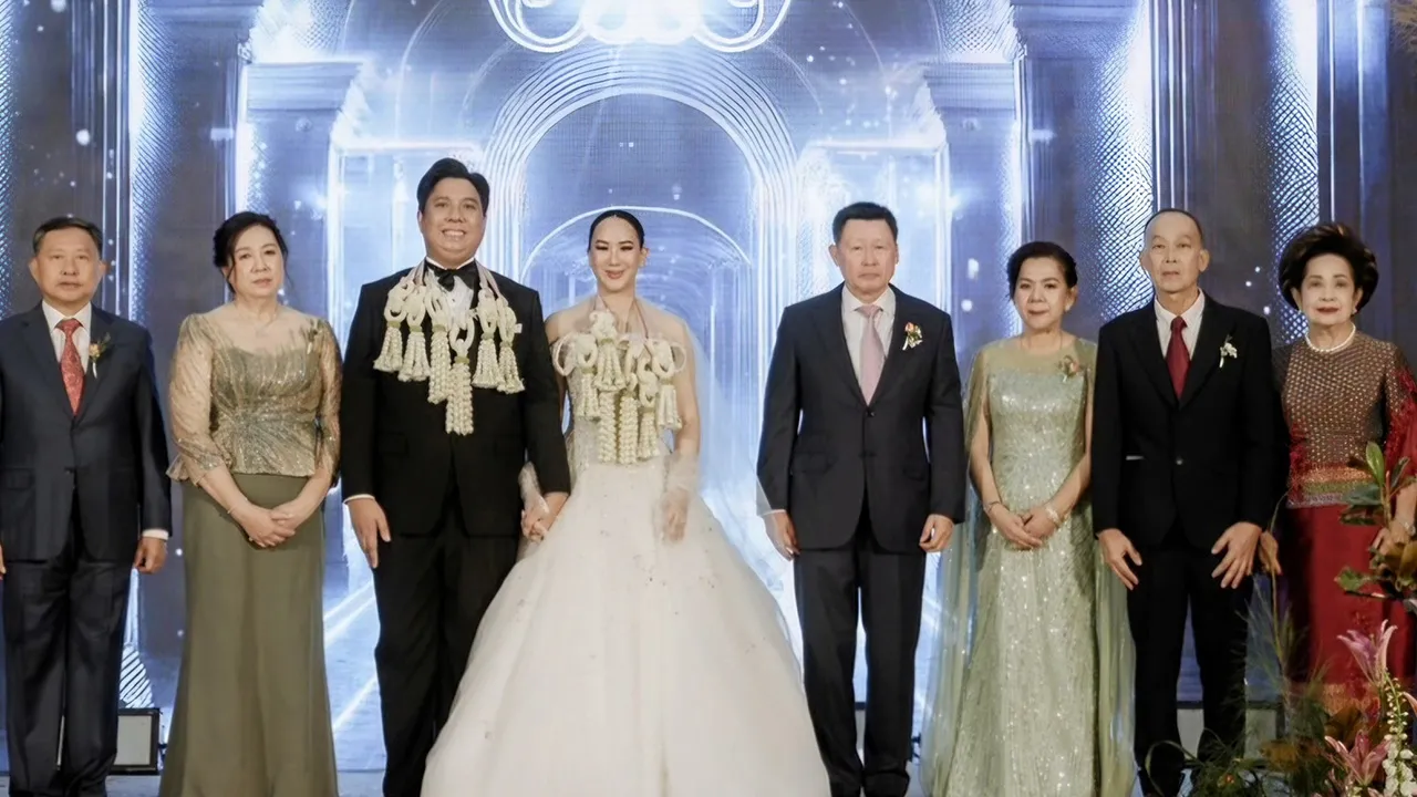 วิวาห์ชื่นมื่น พล.อ.เทพพงศ์ ทิพยจันทร์ อดีตปลัดกระทรวงกลาโหม เป็นประธานในงานวิวาห์ระหว่าง ร.อ.หญิง ฐิติรัตน์ บุตรี วิทยา กิจพิพัฒน์–กุลนิษฐ์ กนกอุดม กับ ณัฐพล บุตร สุวิทย์ ประทุมสิทธิ์–ณัฏฐกัญญา ชลชาติอิศม์เดช ที่ รร.กรุงศรีริเวอร์ จ.พระนครศรีอยุธยา วันก่อน.